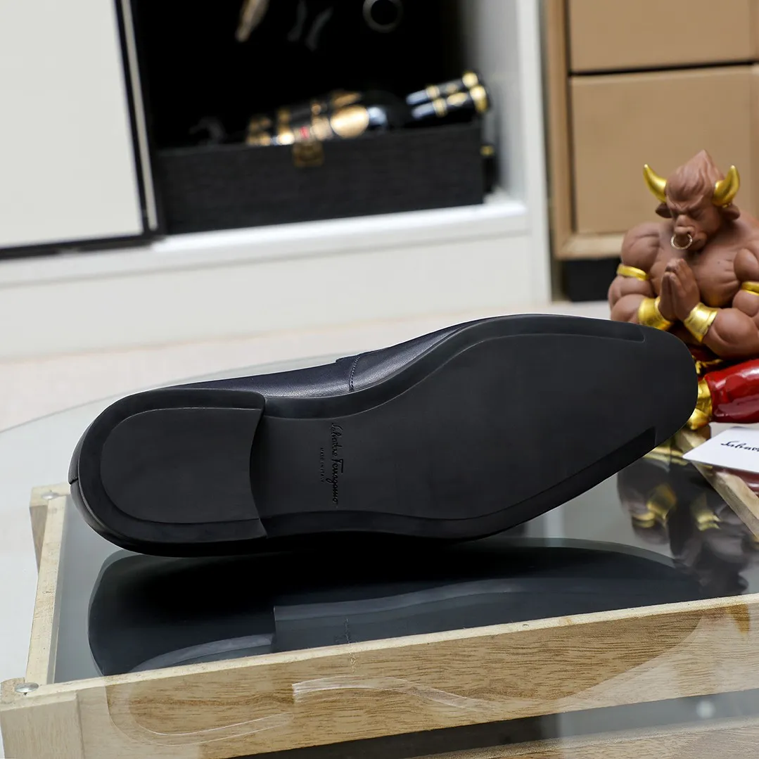 Men's shoes 💰460 🔥Ferragamo's new men's casual slip-on shoes🇨🇳Official website original 1:1 mold, original quality💯Fine workmanship, high-end luxury☘The upper is made of imported Italian first-layer cowhide🌴Luxurious water dyeing🐂Leather lining🍓Rubber wear-resistant and non-slip outsole, breathable and comfortable to wear🍍The first choice for high-grade men, 5 colors available! Code number 38-44 (45.46. Customized)